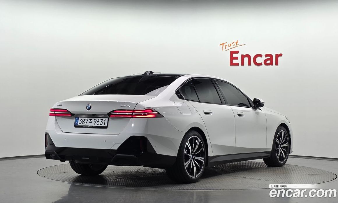 На фотографии из объявления представлен BMW 530i xDrive M Luxury Sports.
