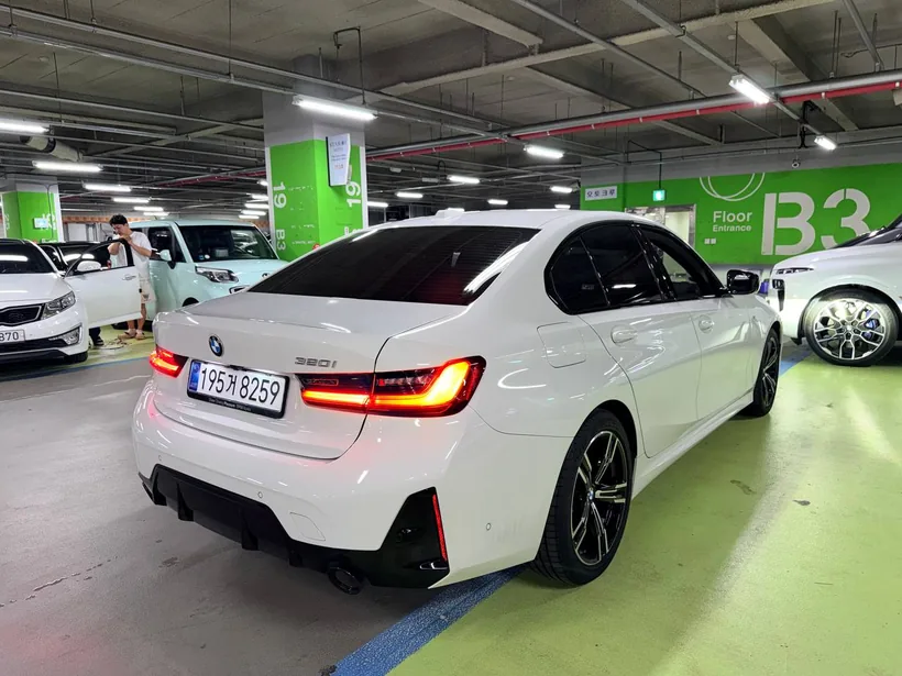 BMW 320i M Sport сзади 3/4