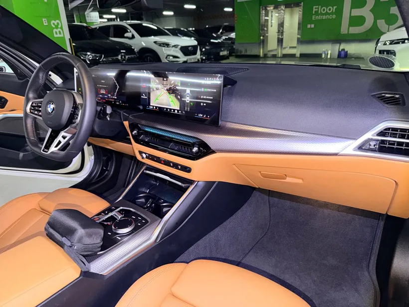 BMW 320i M Sport салон, изогнутый экран