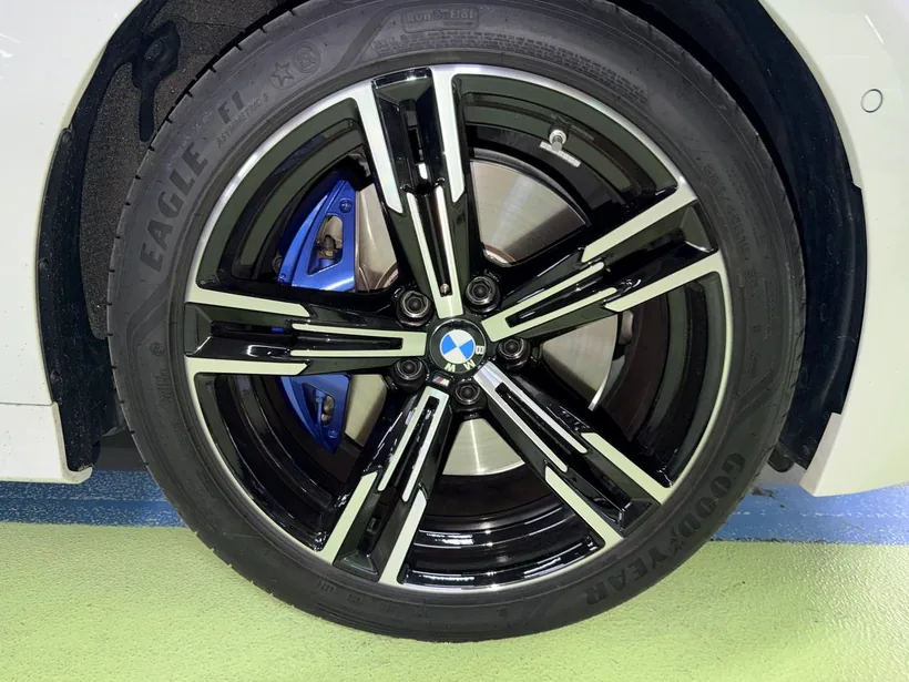 BMW 320i M Sport диск M и синий суппорт