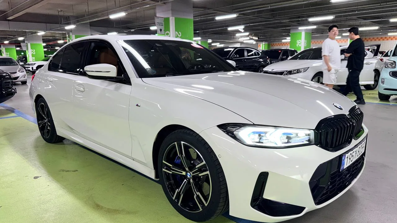 BMW 320i M Sport из Кореи — белый, вид спереди 3/4