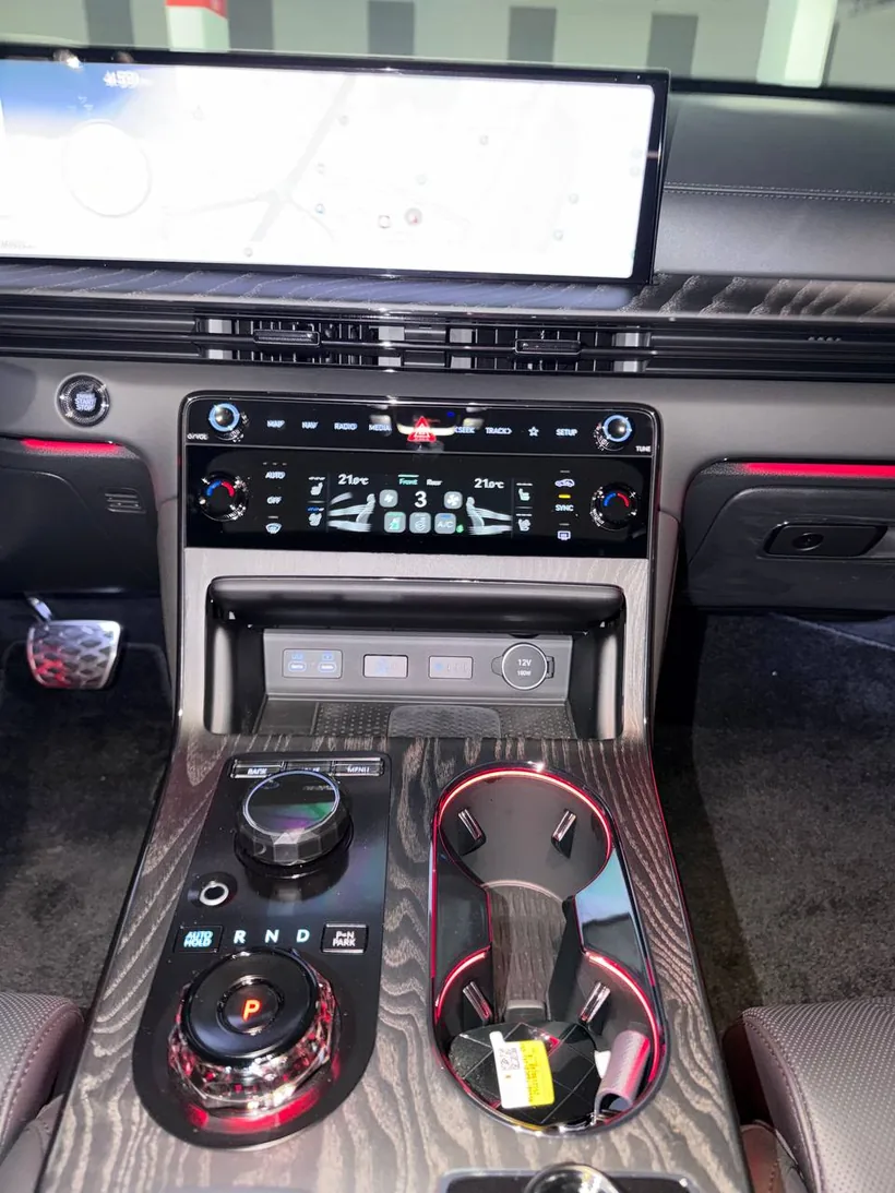 Genesis GV80 Coupe центральная консоль