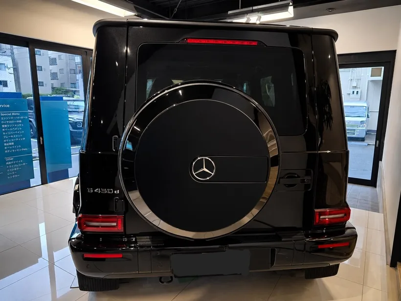 Mercedes-Benz G450d сзади, бейдж G 450 d